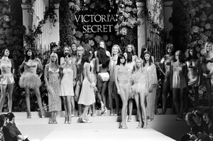 StephanieSeymour_Victoria'sSecret1998_14.jpg