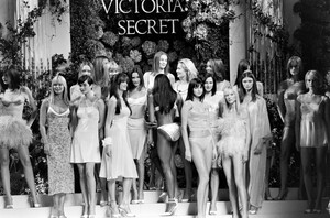 StephanieSeymour_Victoria'sSecret1998_15.jpg