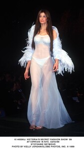 StephanieSeymour_Victoria'sSecret1999_05.jpg