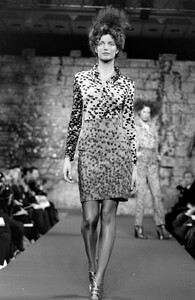 StephanieSeymour_VivienneWestwoodRedLabelFW1999_03.jpg