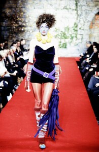 StephanieSeymour_VivienneWestwoodRedLabelFW1999_08.jpg
