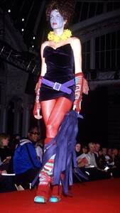 StephanieSeymour_VivienneWestwoodRedLabelFW1999_10.jpg