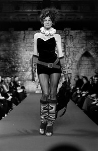 StephanieSeymour_VivienneWestwoodRedLabelFW1999_11.jpg