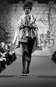StephanieSeymour_VivienneWestwoodRedLabelFW1999_14.jpg