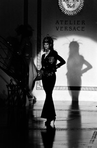 SthephanieSeymour_AtelierVersaceFW1992_01.jpg
