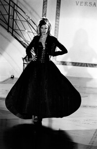 SthephanieSeymour_AtelierVersaceFW1992_06.jpg
