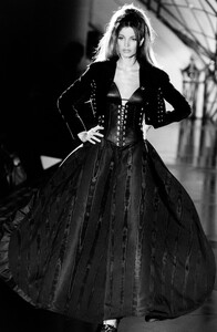 SthephanieSeymour_AtelierVersaceFW1992_08.jpg