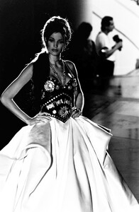 SthephanieSeymour_AtelierVersaceFW1992_12.jpg