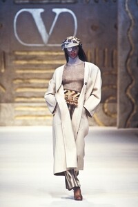 Valentino 1993 Women RTW 69.jpg