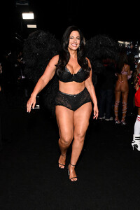 Victorias-Secret-2025-Fashion-Show-Ashley-Graham-Backstage.jpg