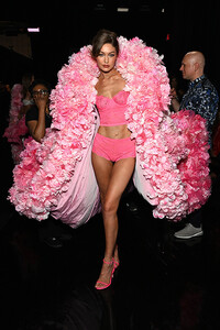 Victorias-Secret-2025-Fashion-Show-Gigi-Hadid-Backstage.jpg