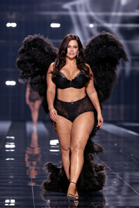 Victorias-Secret-2025-Fashion-Show-Runway-BLACK-TIE-ASHLEY-GRAHAM.jpg