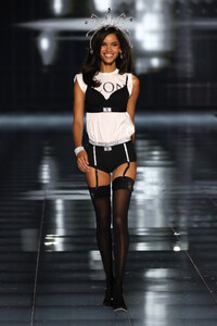 Victorias-Secret-2025-Fashion-Show-Runway-BLACK-TIE-DAIANE-SODRE.jpg