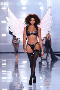 Victorias-Secret-2025-Fashion-Show-Runway-BLACK-TIE-IMAAN-HAMMAM.jpg
