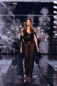 Victorias-Secret-2025-Fashion-Show-Runway-BLACK-TIE-LILY-ALDRIDGE.jpg