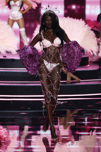 Victorias-Secret-2025-Fashion-Show-Runway-BOMBSHELL-ABENY-NHIAL.jpg