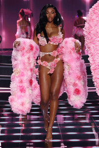 Victorias-Secret-2025-Fashion-Show-Runway-BOMBSHELL-ANGEL-REESE.jpg