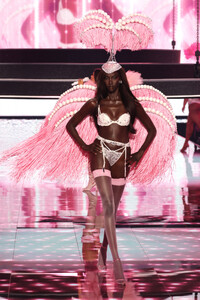 Victorias-Secret-2025-Fashion-Show-Runway-BOMBSHELL-ANOK-YAI.jpg