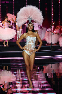 Victorias-Secret-2025-Fashion-Show-Runway-BOMBSHELL-IRINA-SHAYK.jpg