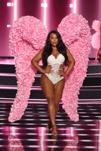 Victorias-Secret-2025-Fashion-Show-Runway-BOMBSHELL-PALOMA-ELSESSER.jpeg