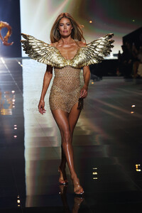 Victorias-Secret-2025-Fashion-Show-Runway-FIRST-LIGHT-DOUTZEN-KROES.jpeg