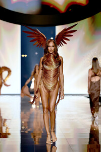 Victorias-Secret-2025-Fashion-Show-Runway-FIRST-LIGHT-JOAN-SMALLS.jpeg