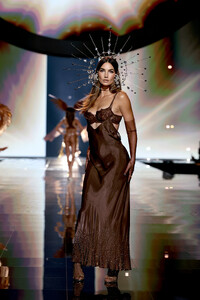 Victorias-Secret-2025-Fashion-Show-Runway-FIRTS-LIGHT-LILY-ALDRIDGE.jpeg