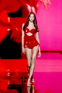 Victorias-Secret-2025-Fashion-Show-Runway-HOT-PURSUIT-YASMIN-WIJNALDUM.jpg