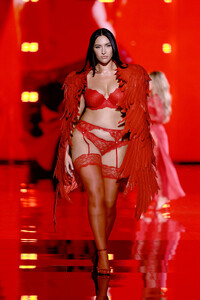 Victorias-Secret-2025-Fashion-Show-Runway-HOT-PURSUIT-YUMI-NU.jpg