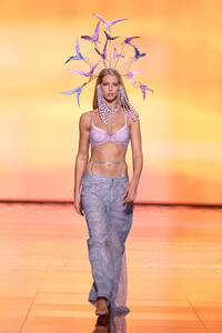 Victorias-Secret-2025-Fashion-Show-Runway-MAGIC-HOUR-ABBY-CHAMPION.jpg