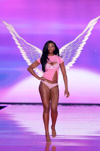 Victorias-Secret-2025-Fashion-Show-Runway-MAGIC-HOUR-ANGEL-REESE.jpg
