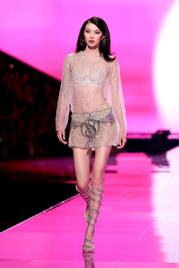 Victorias-Secret-2025-Fashion-Show-Runway-MAGIC-HOUR-SHERRY-SHI.jpg