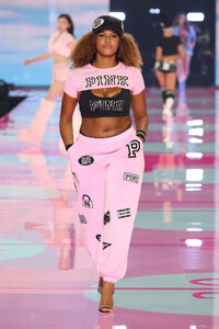 Victorias-Secret-2025-Fashion-Show-Runway-PINK-HALFTIME-SHOW-ASHLYN-ERICKSON.jpg