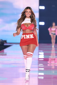 Victorias-Secret-2025-Fashion-Show-Runway-PINK-HALFTIME-SHOW-GABRIELA-MOURA.jpg
