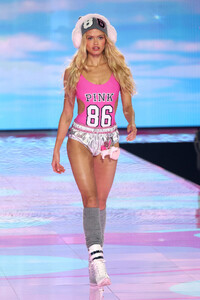 Victorias-Secret-2025-Fashion-Show-Runway-PINK-HALFTIME-SHOW-JOSEY-MUCKOSKY.jpg