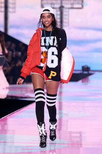 Victorias-Secret-2025-Fashion-Show-Runway-PINK-HALFTIME-SHOW-MEKDALAWIT-MEQUANENT.jpg