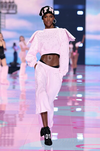 Victorias-Secret-2025-Fashion-Show-Runway-PINK-HALFTIME-SHOW-VALENTINA-CASTRO.jpg