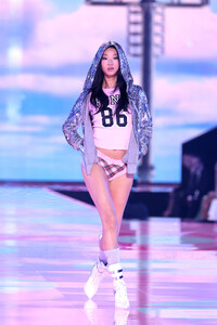 Victorias-Secret-2025-Fashion-Show-Runway-PINK-HALFTIME-SHOW-YOON-YOUNG-BAE.jpg