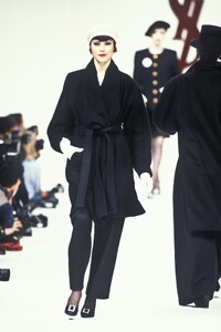 Yves Saint Laurent 1993 Women RTW 81.jpg
