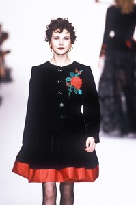 Yves Saint Laurent 1994 FW 27.jpg