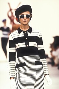 Yves Saint Laurent 1994 Women RTW 107.jpg