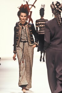 Yves Saint Laurent 1994 Women RTW 127.jpg