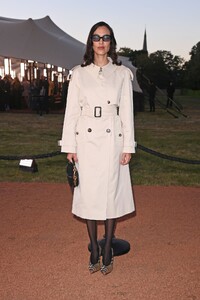 alexa-chung-at-burberry-fashion-show-at-london-fashion-week-in-london-09-22-2025-1.jpg