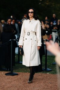alexa-chung-at-burberry-fashion-show-at-london-fashion-week-in-london-09-22-2025-4.jpg
