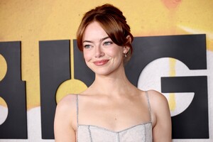 emma-stone-bugonia-premiere-in-new-york-city-008.jpg