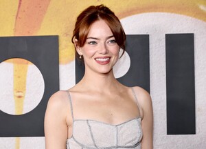 emma-stone-bugonia-premiere-in-new-york-city-009.jpg