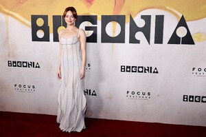 emma-stone-bugonia-premiere-in-new-york-city-010.jpg