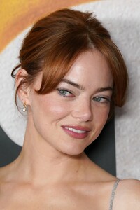 emma-stone-bugonia-premiere-in-new-york-city-017.jpg