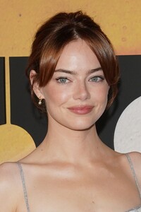 emma-stone-bugonia-premiere-in-new-york-city-019.jpg
