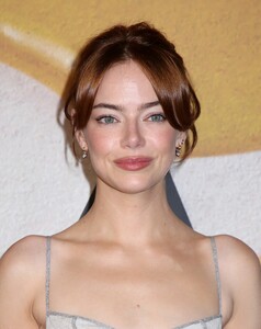 emma-stone-bugonia-premiere-in-new-york-city-028.jpg
